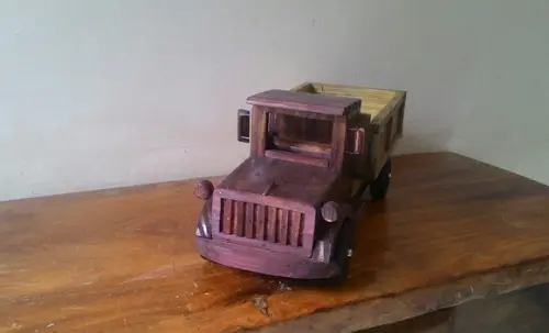 Caminhão pick up de madeira