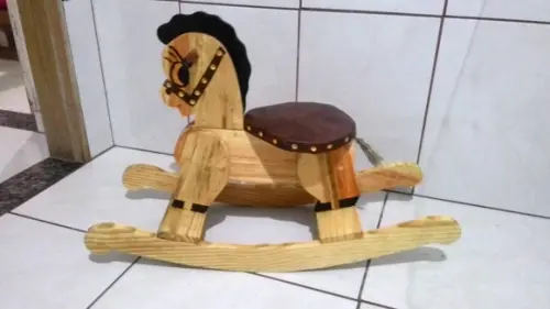 Cavalinho de Balanço de Madeira