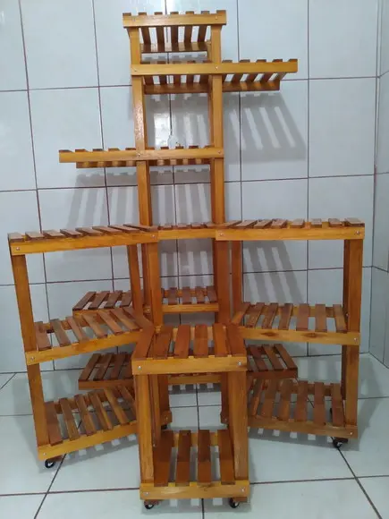 Kit Com Quatro Floreiras De Chão Com Rodízios.