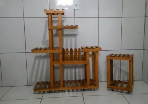 Kit com Duas Floreiras de Chão com Rodízios.