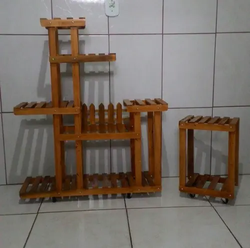 Kit com Duas Floreiras de Chão com Rodízios.