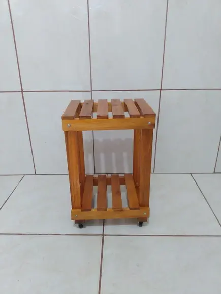 Kit Com Quatro Floreiras De Chão Com Rodízios.