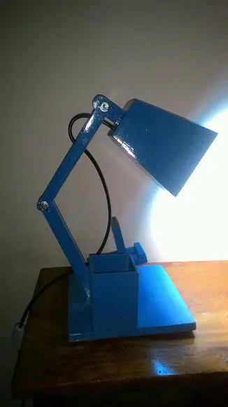 Luminária articulada de mesa porta celular e porta canetas