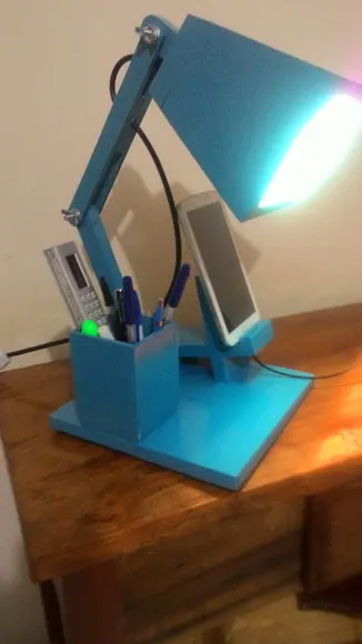 Luminária articulada de mesa porta celular e porta canetas