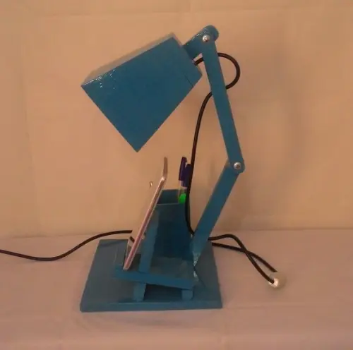 Luminária articulada de mesa porta celular e porta canetas