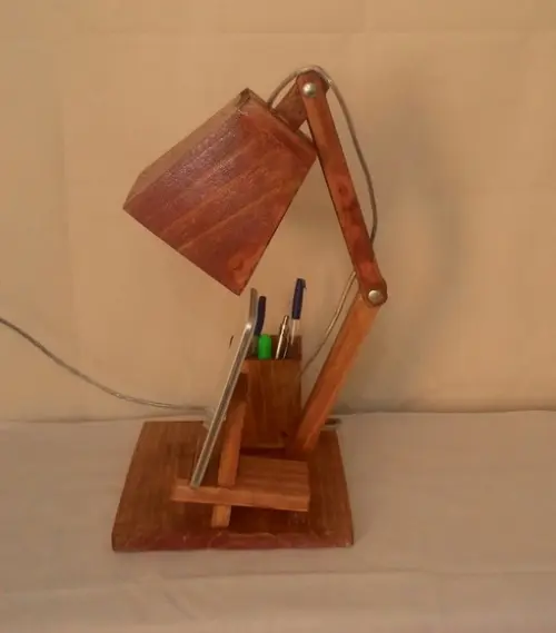 Luminária de mesa articulada artesanal porta celular caneta