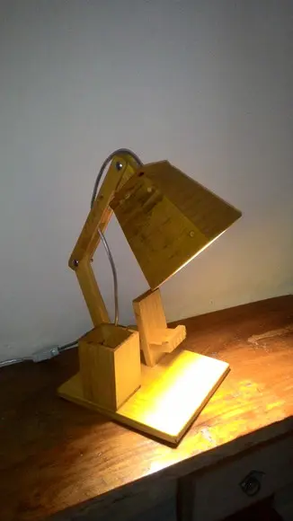 Luminária de mesa articulada com porta celular e canetas