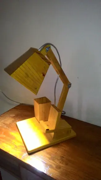 Luminária de mesa articulada com porta celular e canetas