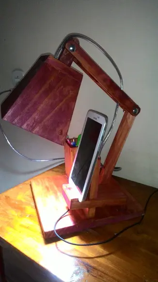 Luminária de mesa articulada artesanal porta celular caneta