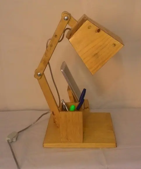 Luminária de mesa articulada com porta celular e canetas