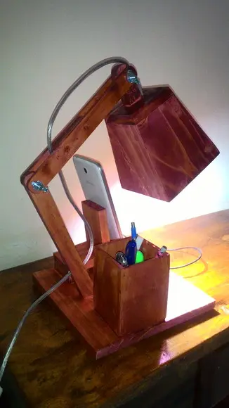 Luminária de mesa articulada artesanal porta celular caneta