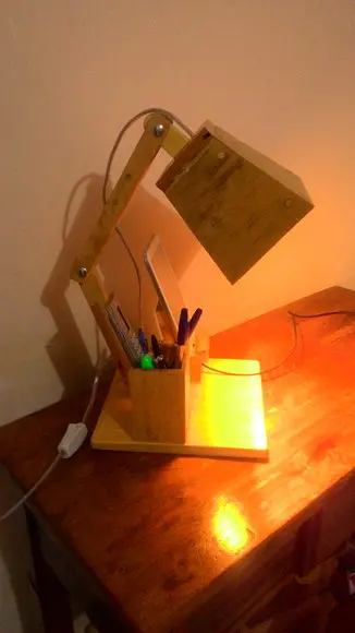 Luminária de mesa articulada com porta celular e canetas