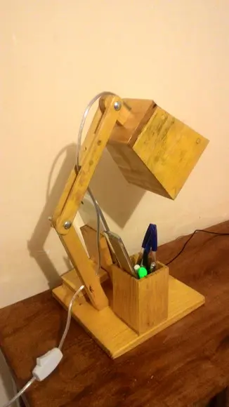 Luminária de mesa articulada com porta celular e canetas