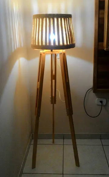 Luminária Tripé de Madeira Sustentável (design Exclusivo)