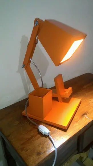 Luminária de mesa porta celular e porta canetas
