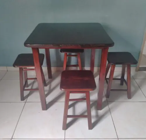Mesa de Madeira Maciça com Quatro Banquetas