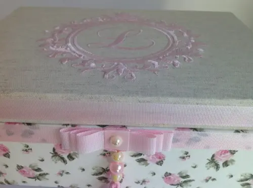 Caixa Linho e Floral Delicada.