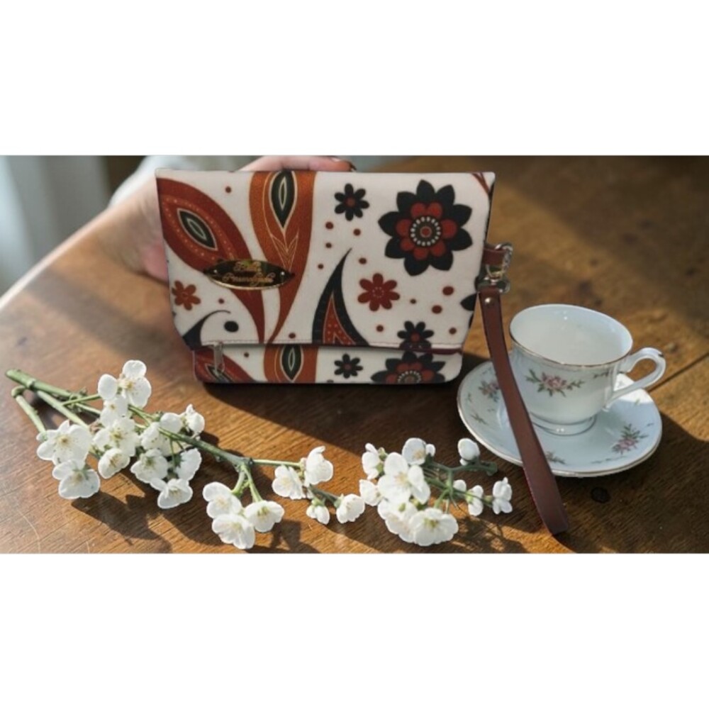 Carteira Feminina Artesanal de Mão Floral