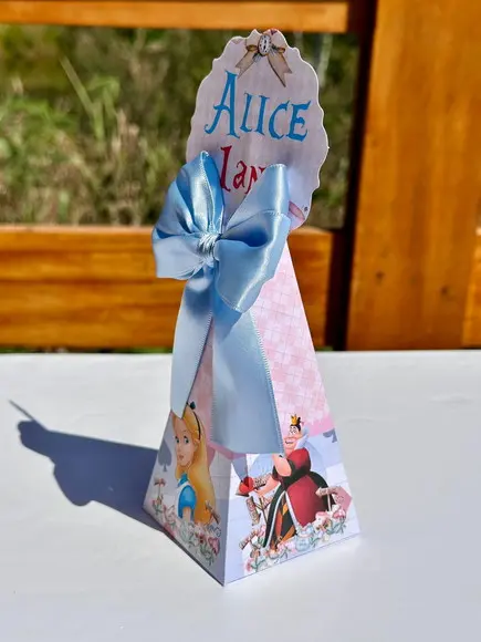 Caixa Pirâmide / Cone Alice no País das Maravilhas