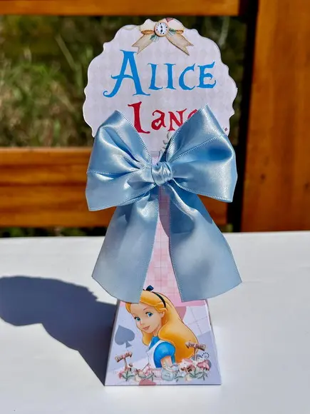 Caixa Pirâmide / Cone Alice no País das Maravilhas