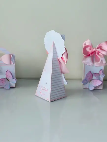 Caixa Pirâmide / Cone de Borboletas em 3d