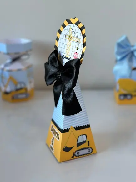 Caixa Pirâmide / Cone de Construção com Aplique em 3d