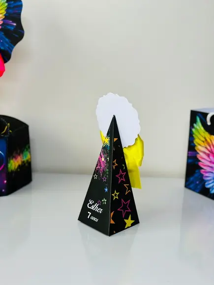 Caixa Pirâmide / Cone de Neon