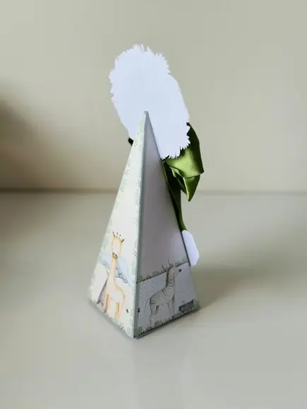 Caixa Pirâmide do Safari em Aquarela com Aplique em 3d.