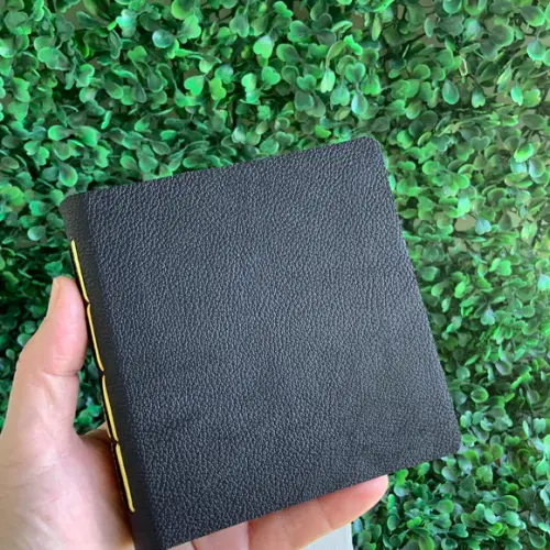 Mini Álbum de Fotos Artesanal em Couro Natural 13x13 cm | Até 30 Fotos