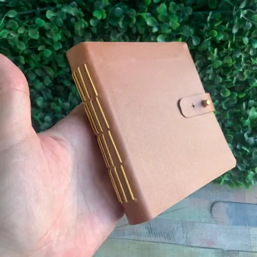 Mini Caderno Artesanal em Couro Natural 13x13 cm com Costura Artesanal | 120 Páginas