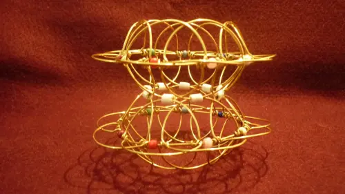 mandala tridimensional feita em arame de latão
