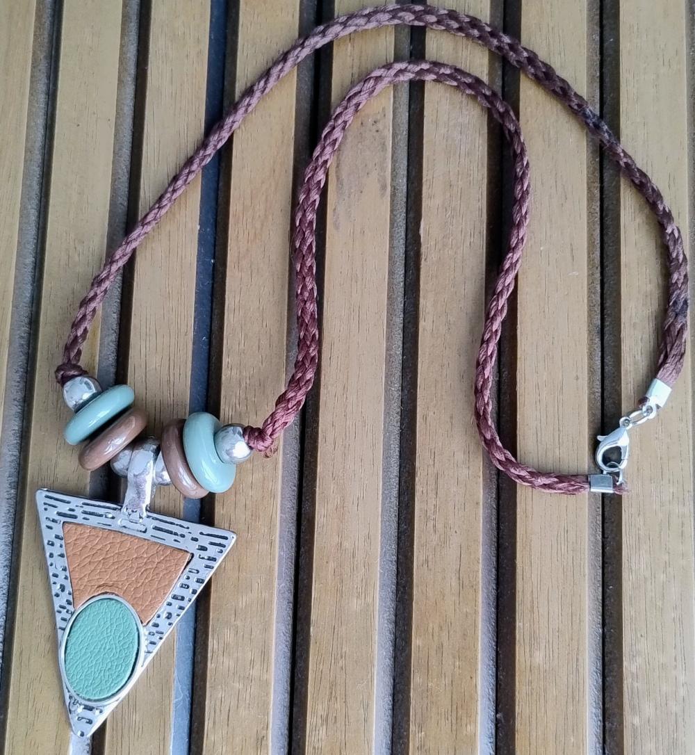 Colar pingente triangulo