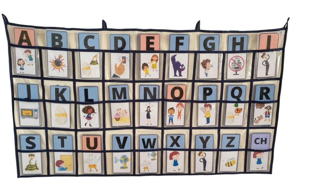 Painel alfabeto com bolsos.