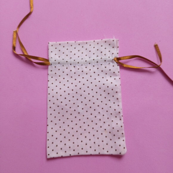 Saquinho Algodão Rosa Bolinha Marrom com Fita 7x11cm