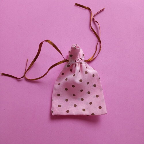 Saquinho Algodão Rosa Bolinha Marrom com Fita 7x11cm