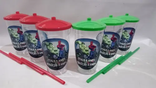 Lembrancinha Hulk e homem aranha - copo de canudo