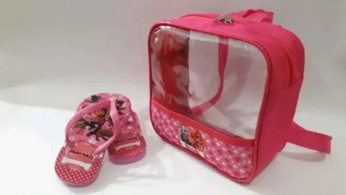 Presente kit infantil_ mochilinha com chinelo