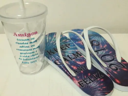 Presente personalizado - Chinelo + copo personalizado