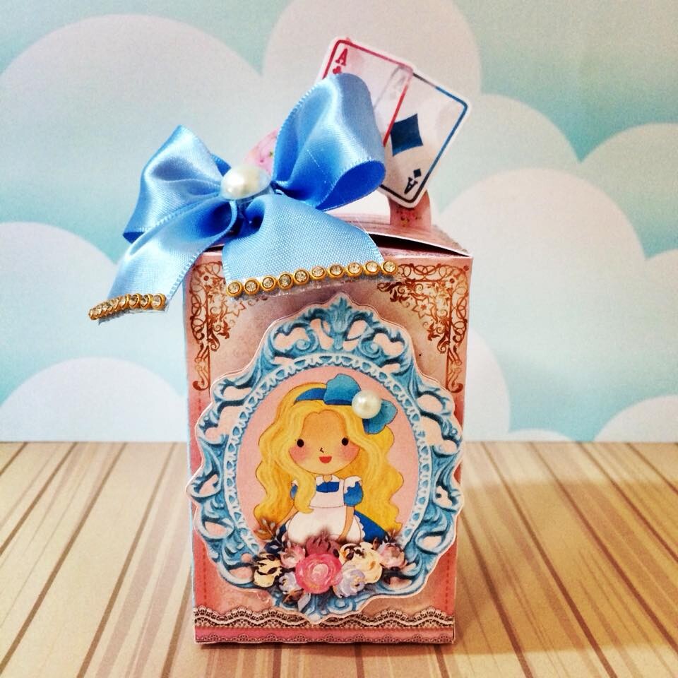 Caixa Milk com Laço Rosa Alice no Pais das Maravilhas Luxo