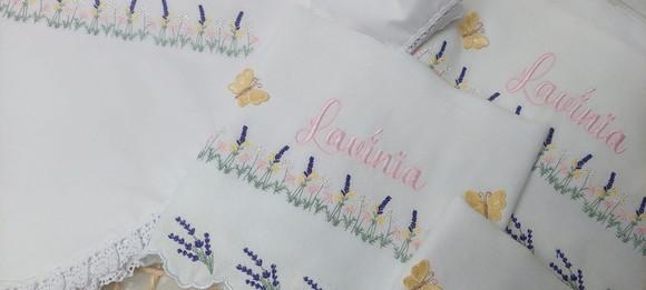 Kit Cueiro 400 Fios e Fraldas Barra Bordada Floral Lavanda