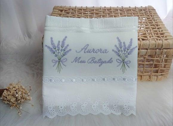 Toalha Batizado Bordada Ramos de Lavanda