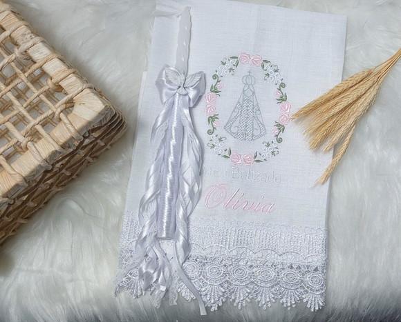 Toalha Batizado Linho Nossa Senhora Delicado + Vela