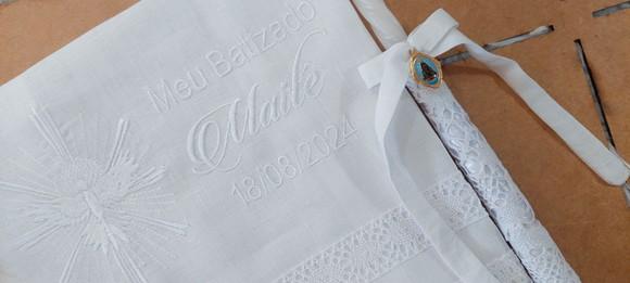 Toalha Linho Espírito Santo Nossa Senhora + Vela Batizado