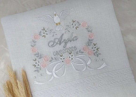 Toalha Batizado Linho Floral Delicado Bordada