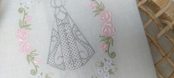 Toalha Linho Batizado Nossa Senhora Bordada