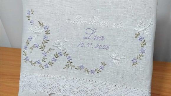 Toalha Linho Delicado Batizado Bordado Floral com Pomba