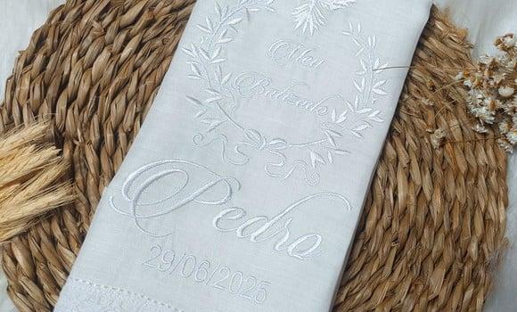 Toalha Linho Delicado Floral Batizado Bordado