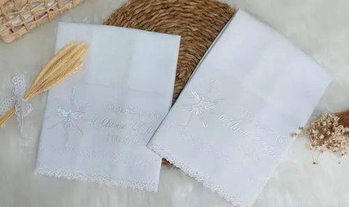 Kit Batizado Toalha Linho + Fralda de Boca e Ombro + Vela