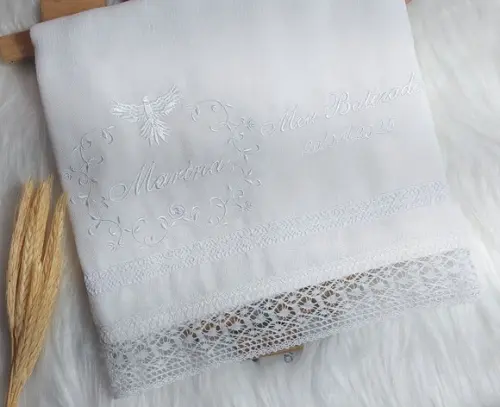 Kit Toalha e Fralda Batizado Floral Delicada Bordada