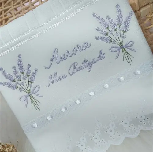 Toalha Batizado Bordada Ramos de Lavanda